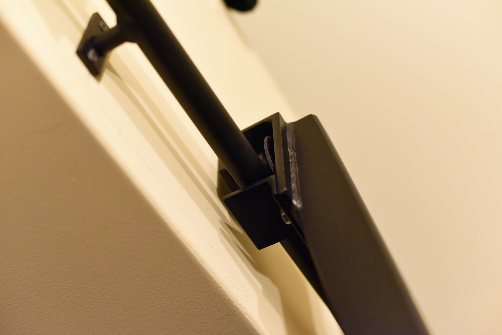 Ladder van staal aan rail