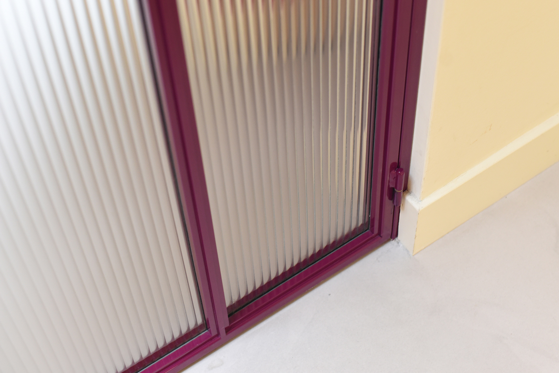 stalen-deur-glas-luxe-rood